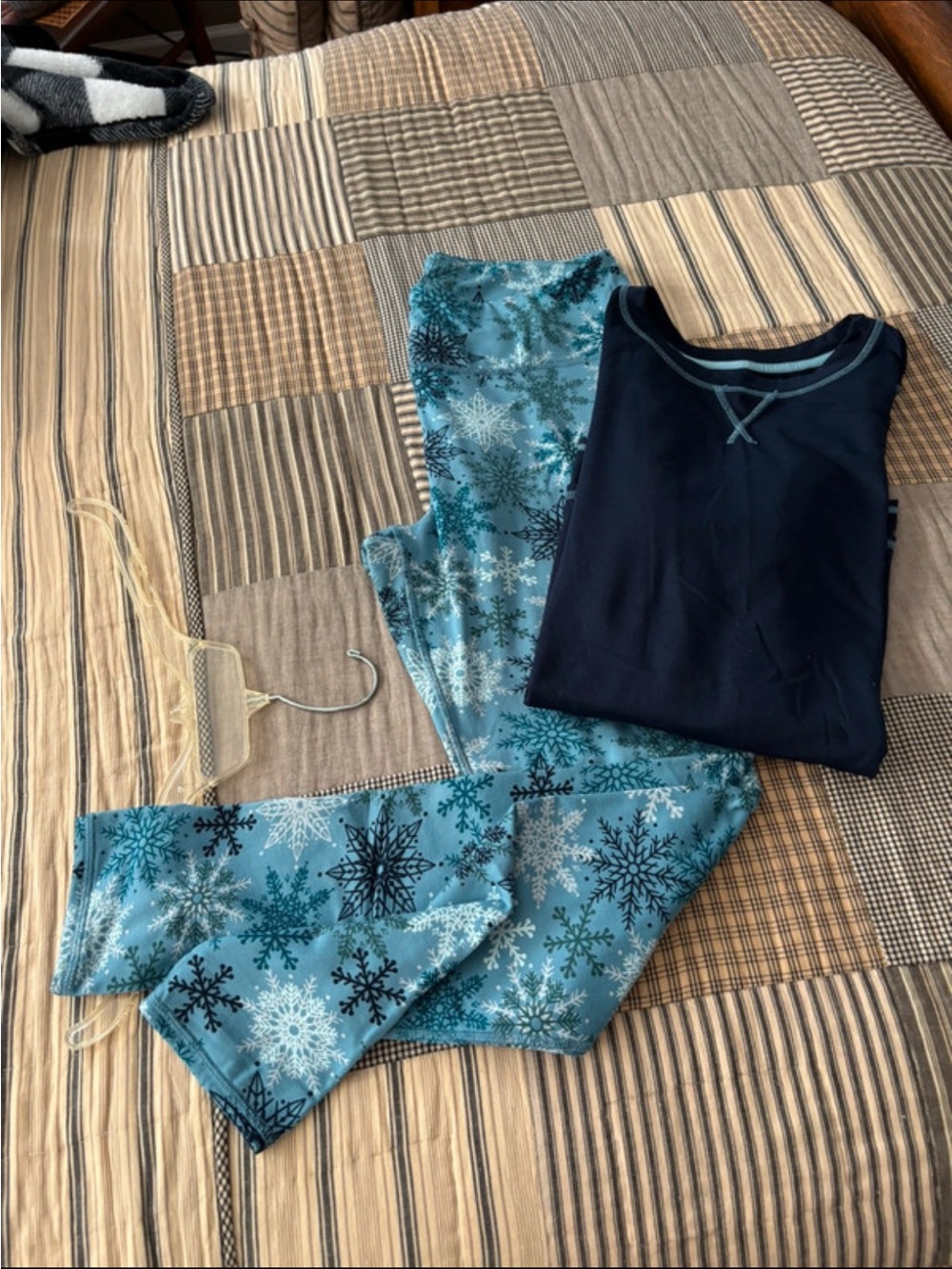 Womenโs Teal Snowflake Two-Piece Pajama Set - Long Sleeve Top & Printed Pants